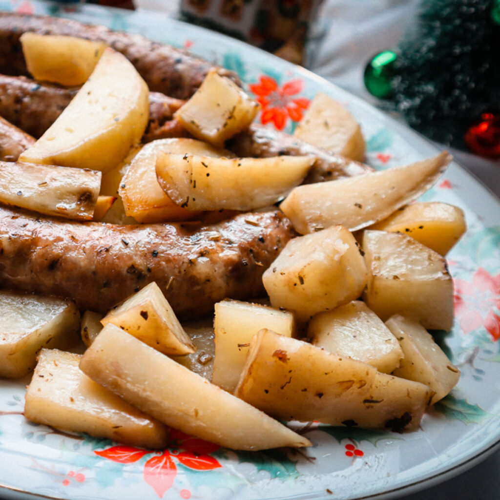 Salsiccia e patate al forno, foto in evidenza.