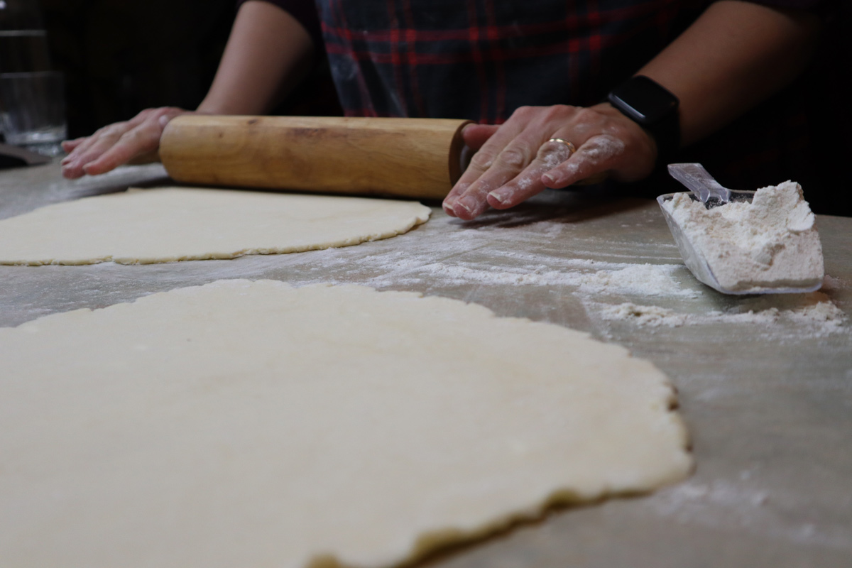 Stendete la pasta brisè in due dischi di circa mezzo centimetro di spessore.