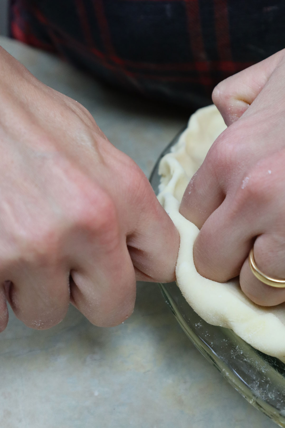 come formare il bordo ondulato dell'Apple pie, torta di mele americana.