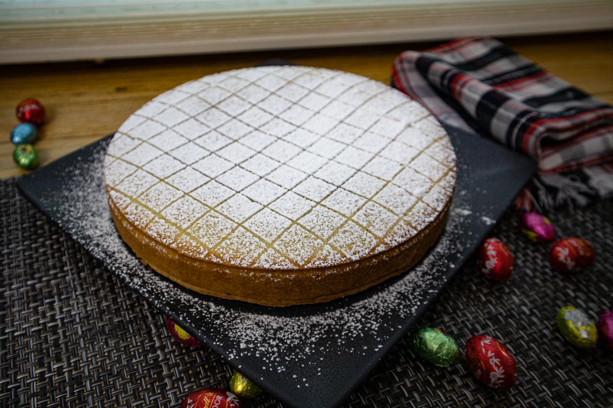 Cassata al forno siciliana, pronta. Servita su un piatto e decorata con ovetti di cioccolato festivi.