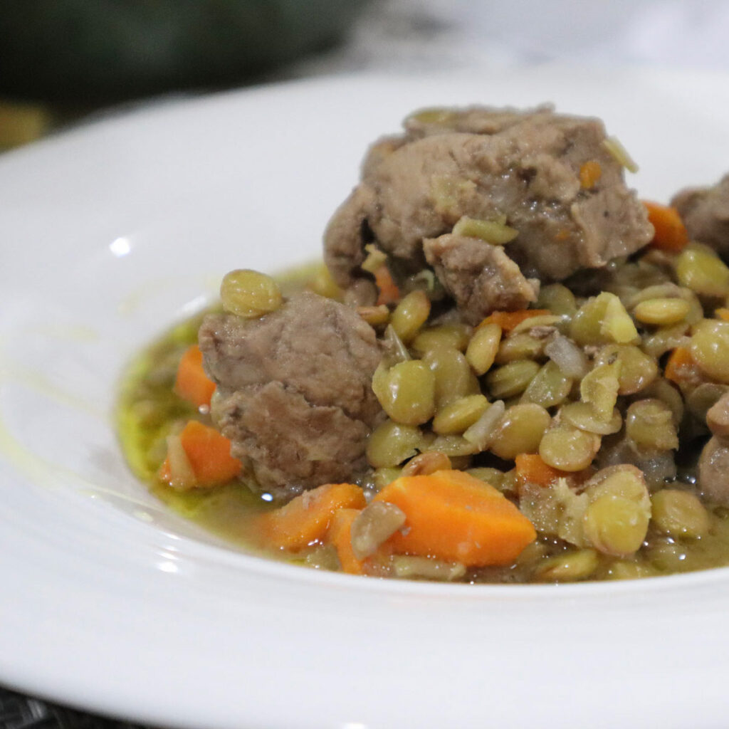 Immagine delle lenticchie pronte, con carne di maiale.