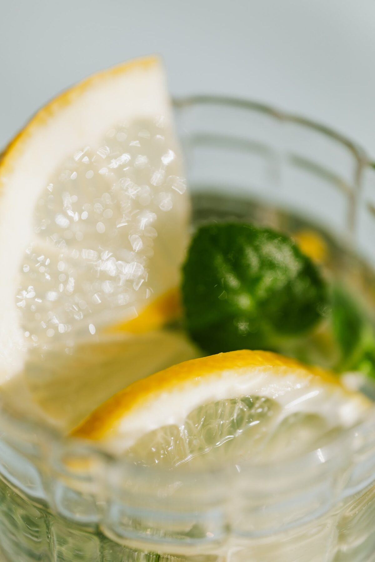 Primo piano limonata fresca con foglie di menta.